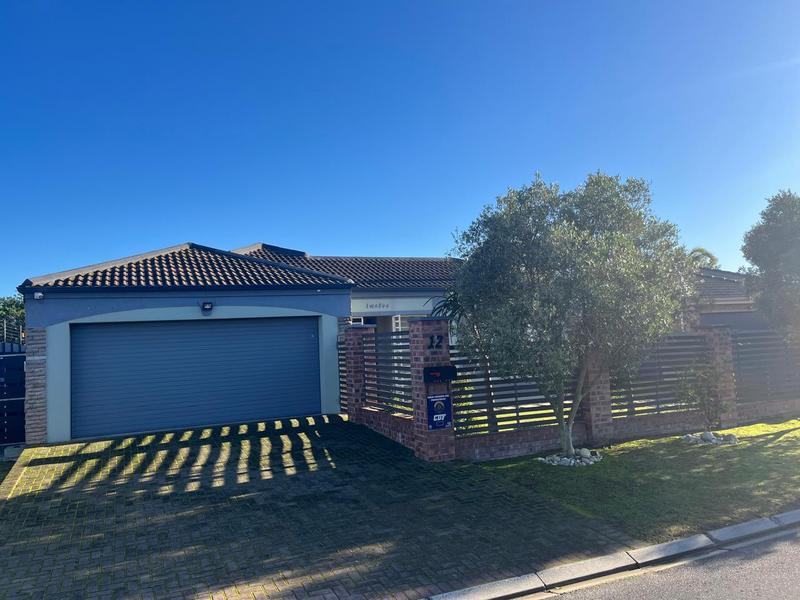 To Let 3 Bedroom Property for Rent in Uitzicht Western Cape